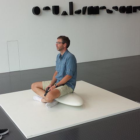 We gingen naar het Centre Pompidou, waar Echtgenoot Yep een meditatief moment beleefde. In de hal zagen -en hoorden- we dit.